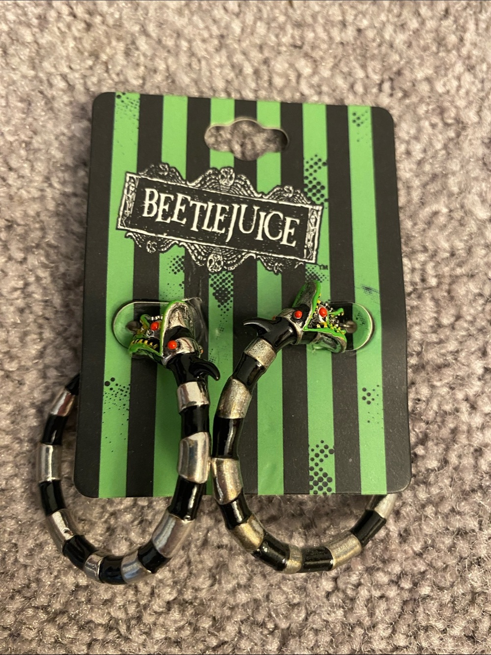 Hot Topic Beetlejuice Black and Silver Sandworm Hoop Earrings - Picture 3 of 3